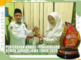 Bawa Pulang Penghargaan, MTsN 9 Blitar Serahkan Vandel Kemah Garuda Jawa Timur 2025